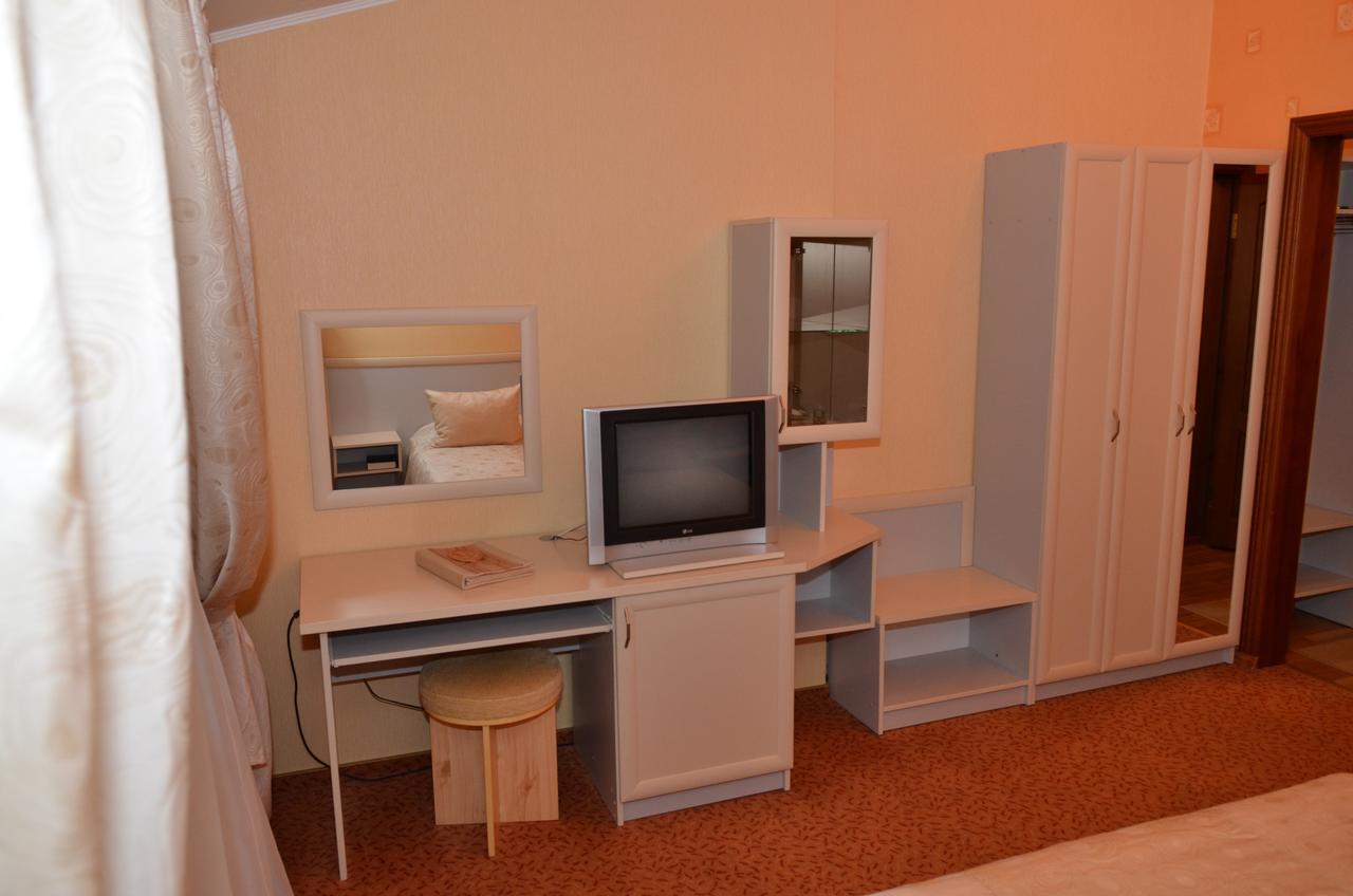 Hotel Serpanok Tyachiv Bagian luar foto