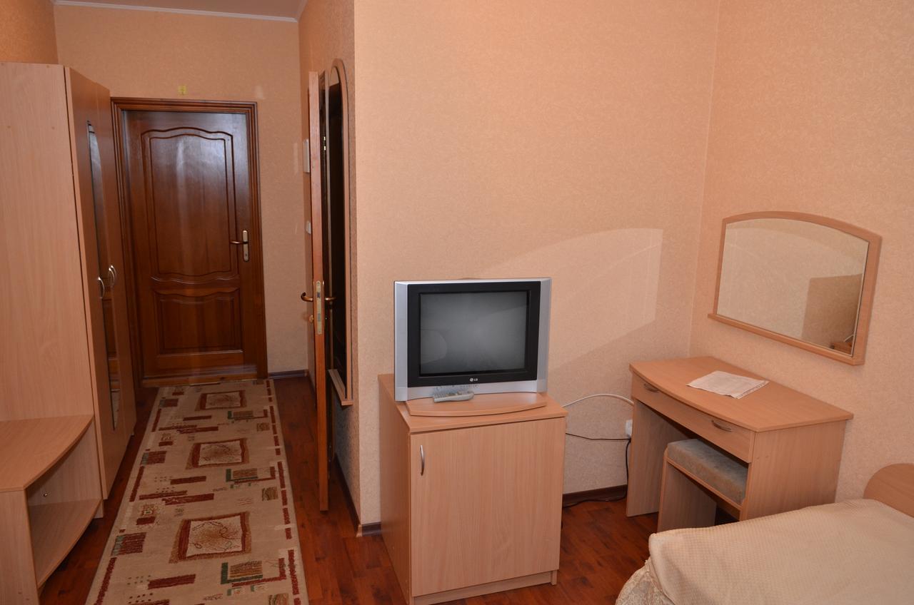Hotel Serpanok Tyachiv Bagian luar foto